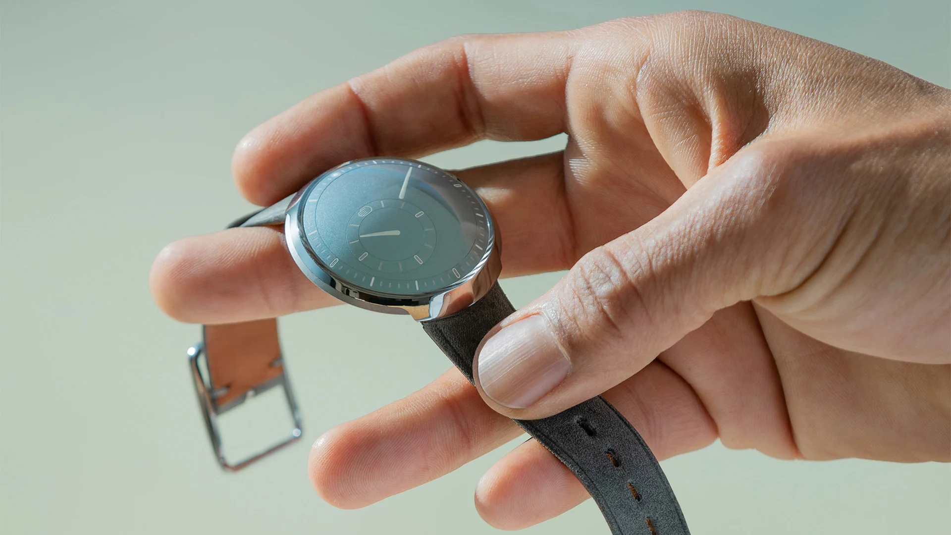 Ressence Type 8 Sage Green — sfeerbeeld