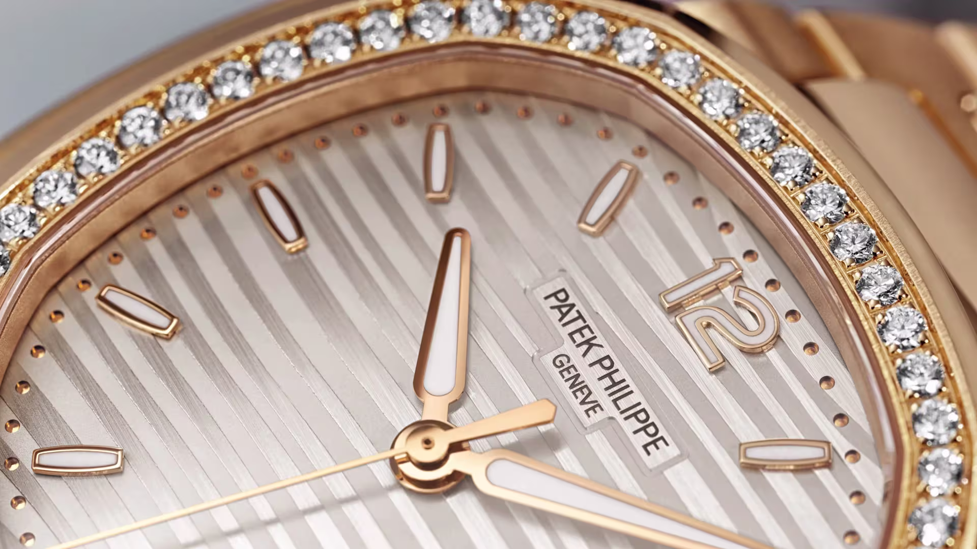 Patek Philippe Ladies' Nautilus. Date. Sweep Seconds. — sfeerbeeld